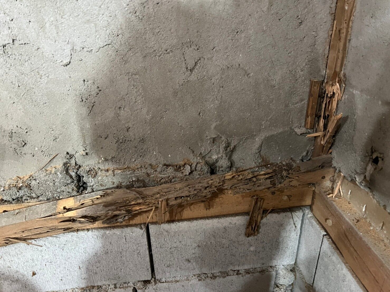   木造住宅の解体時に露わになった基礎周りの腐食部分。土台の木材がシロアリ被害や腐朽により大きく欠損し、強度が著しく低下している様子が分かる。地震時に倒壊リスクが高まる典型的な劣化状態で、早急な補修と耐震補強が必要な状況。    