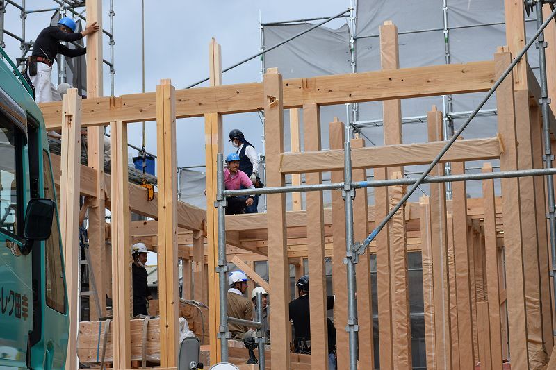   蒲郡市の木造注文住宅上棟工事｜大工職人による手仕事の建て方風景｜ONEHOUSE    