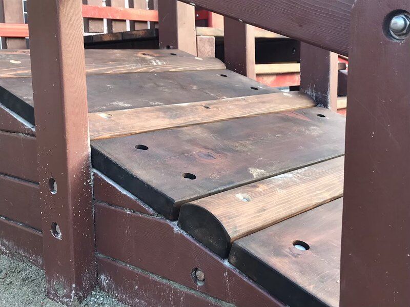   岡崎市の木製遊具リフォーム｜安全性を高めるため階段踏板を交換した保育園遊具｜ONEHOUSE    
