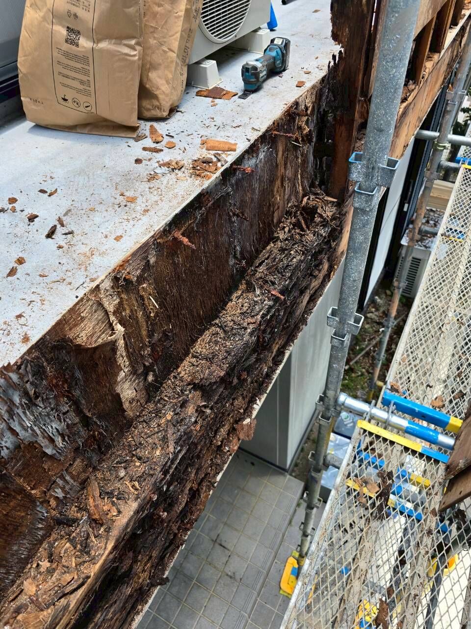   腐食部分を撤去して新しく組み直したベランダ木下地    