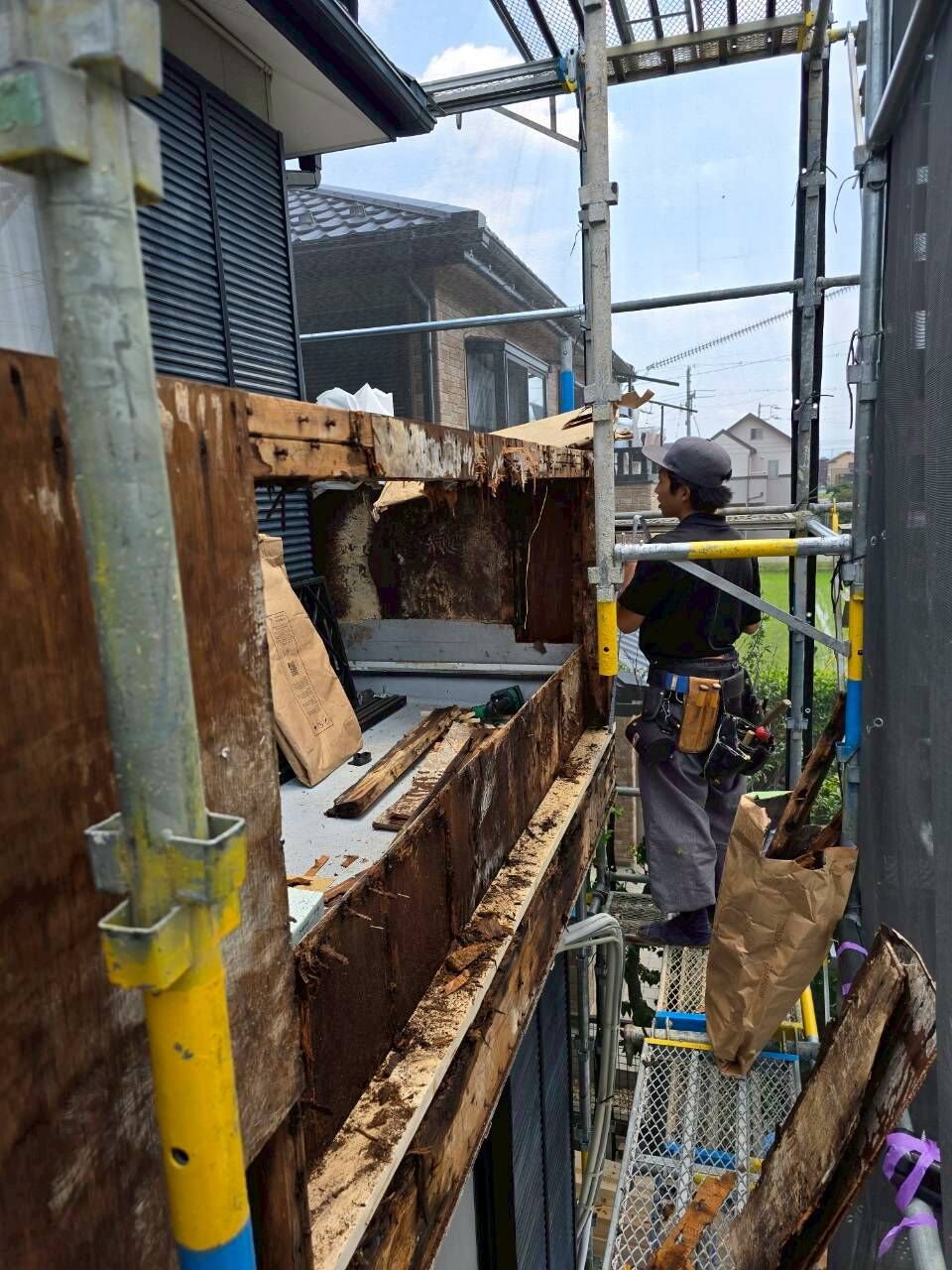   傷んだ外壁下地を撤去し新しい木材で補修している様子    