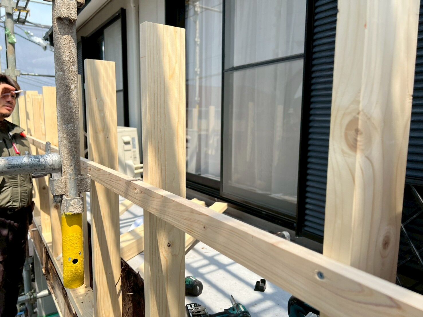   木下地補修後に防水紙と胴縁を施工したベランダ外壁    