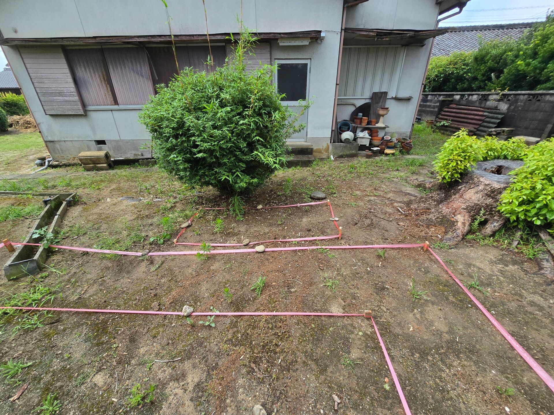   安城市S様邸の庭にBBQ小屋と肉焼き窯の配置をピンクのラインで位置出しした様子    