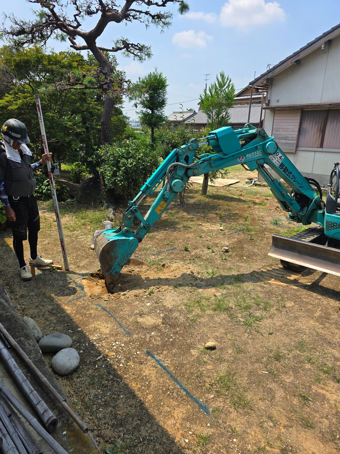   安城市S様邸のBBQ小屋と肉焼き窯工事で基礎部分を重機で掘削している様子    