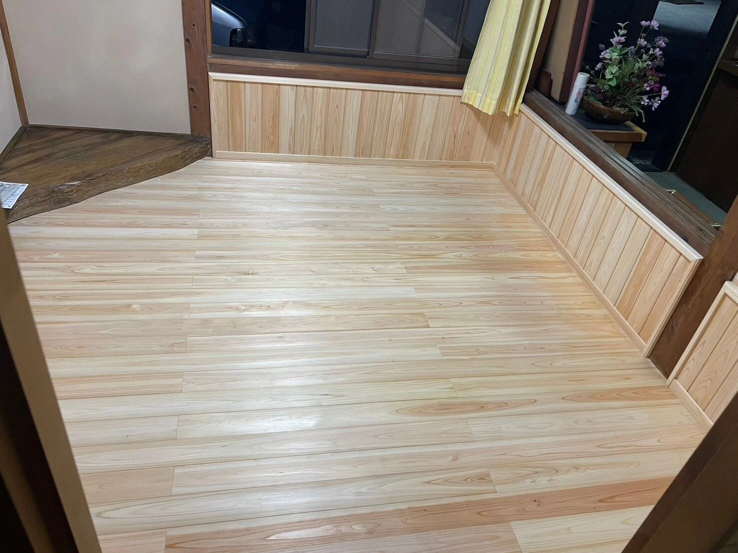 和室から桧の板を施工した様子。