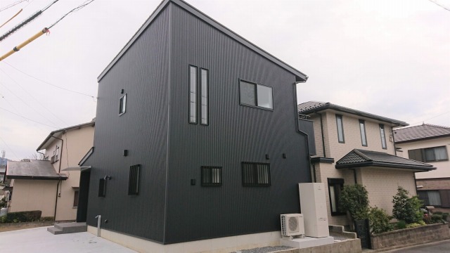 額田郡幸田町 新築住宅 ブラックガルバリウム シンプル住宅 白黒内装 One House