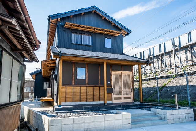 蒲郡市　新築住宅　和風住宅　和風テイスト　ブラックパールガルバリウム　木の家 画像