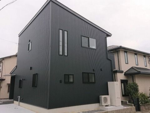 新築住宅　ブラックガルバリウム　シンプル住宅 　白黒内装 アイキャッチ画像